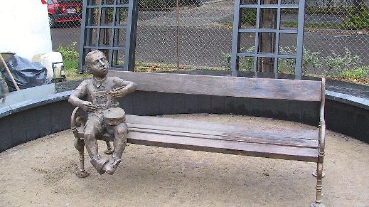 Auf dieser Bank neben dem "Blechtrommler" Oskar Matzerath sitzt künfitg eine Statue von Günter Grass.