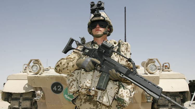 Ein Bundeswehrsoldat der schnellen Eingreiftruppe im Feldlager Marmal bei Masar-i-Scharif.