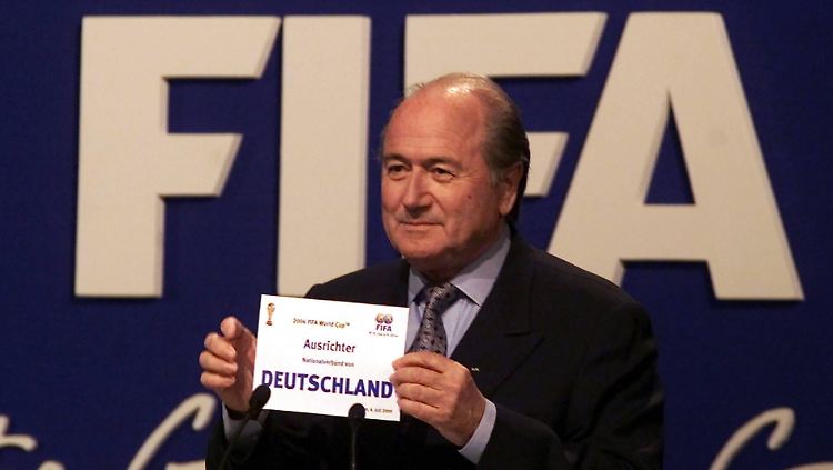 Mit 12:11 setzte sich Deutschland bei der Vergabe der Fußball-WM 2006 gegen Südafrika durch - und feierte später ein Fußball-Sommermärchen.