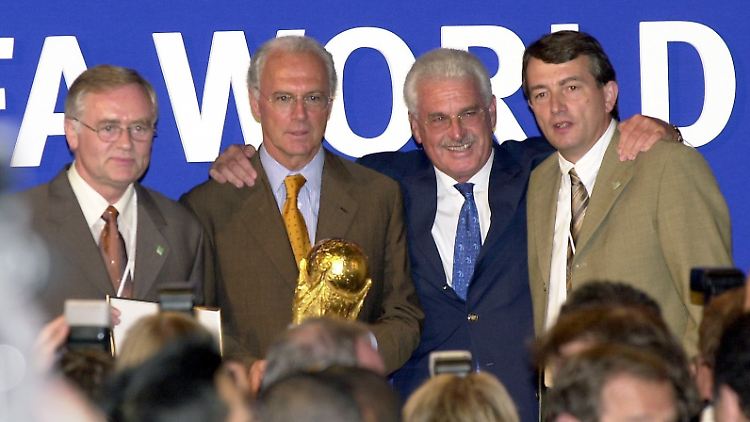 Die Mitglieder des DFB-Bewerbungskommitees für die Fußball-WM 2006 Horst R. Schmidt (vl.n.r.), Franz Beckenbauer , Fedor Radmann und DFB-Mediendirektor Wolfgang Niersbach posieren nach dem WM-Zuschlag am 6. Juli 2000 in den Züricher Messhallen.