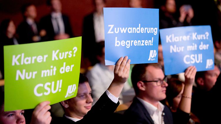 Junge-Union-Mitglieder empfangen Merkel mit einer Spitze: Der Kurs der CSU in der Flüchtlingskrise kommt hier besser an als der der Kanzlerin.
