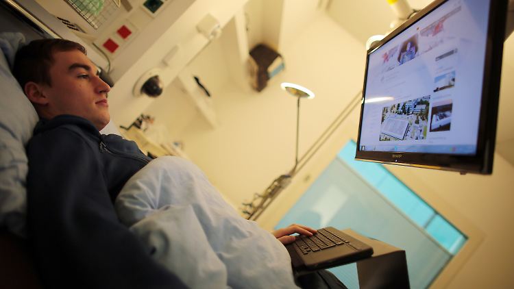 Nur den Kopf und eine Schulter darf der 22-jährige Lucas heben.