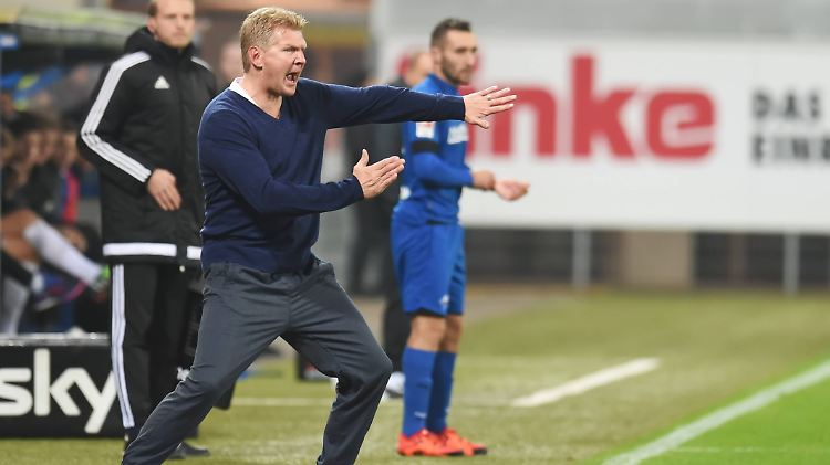 Trotz niedriger Temperaturen steht der "Tiger" ohne Jacke an der Seitenlinie.
