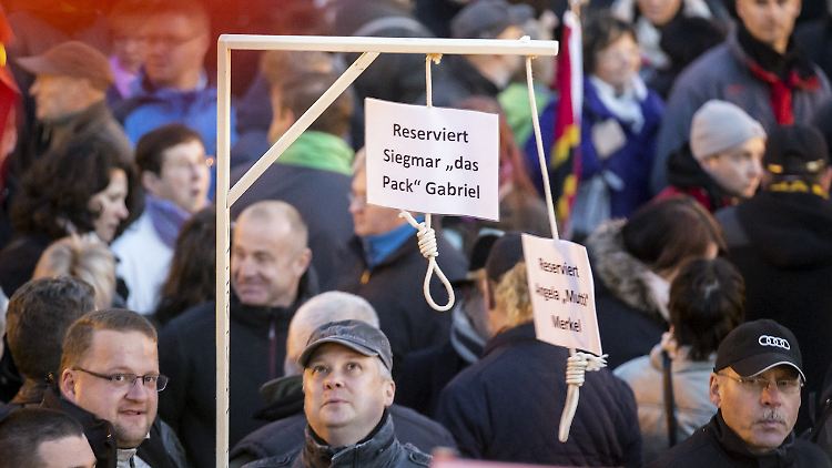 Galgen, Galgenstrick und Galgenträger (links unten, mit Brille) bei der Pegida-Demo am Montag in Dresden.