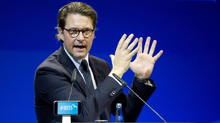 Die CSU will Kanzlerin Merkel zu einem schärferen Kurs in der Flüchtlingspolitik drängen.