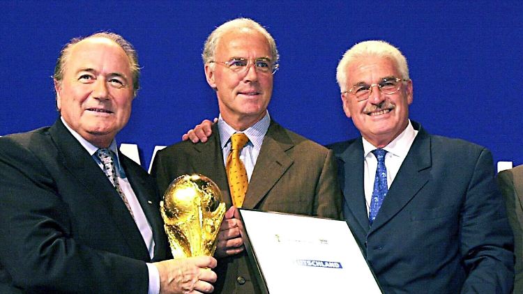 Beckenbauer-Freund Fedor Radmann (r.) hat die WM 2006 einige Milliönchen beschert.