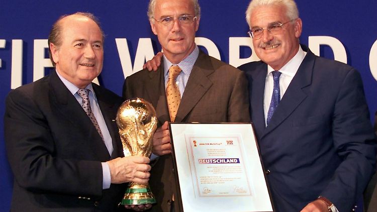 Joseph Blatter, Franz Beckenbauer und DFB-Koordinator Fedor Radmann.