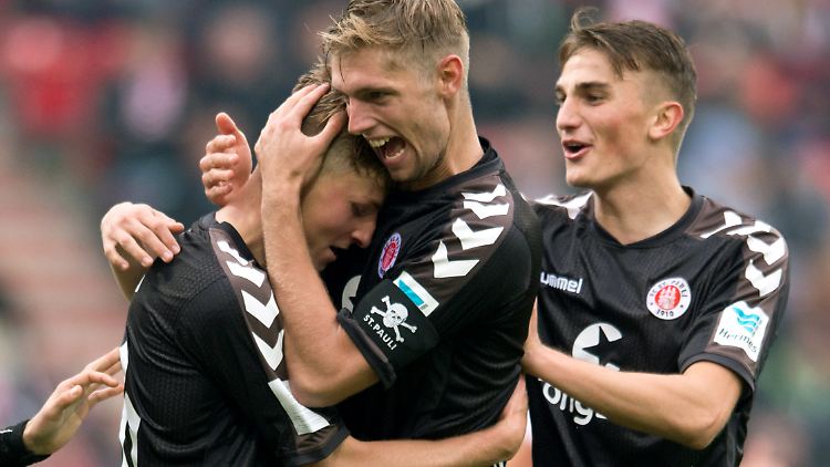 Bis zur letzten Sekunde führte St. Pauli 3:2 - doch der Schiedsrichter pfiff erst ab als Union den Ausgleich erzielte. 40 Sekunden nach Ablauf der Nachspielzeit.