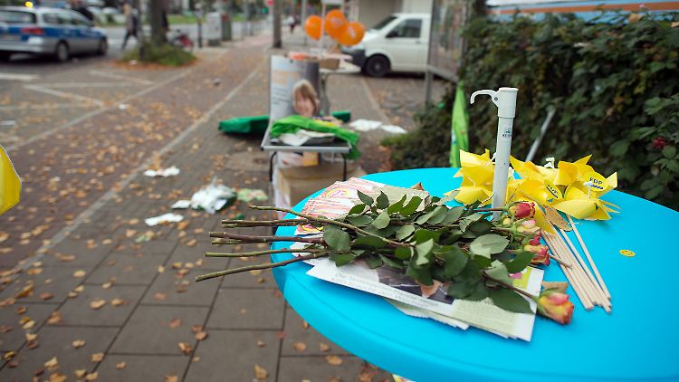 Henriette Reker verteilte gerade Rosen an potenzielle Wähler, als sie attackiert wurde.