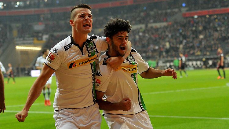 Granit Xhaka (l.) und Mahmoud Dahoud jubeln.