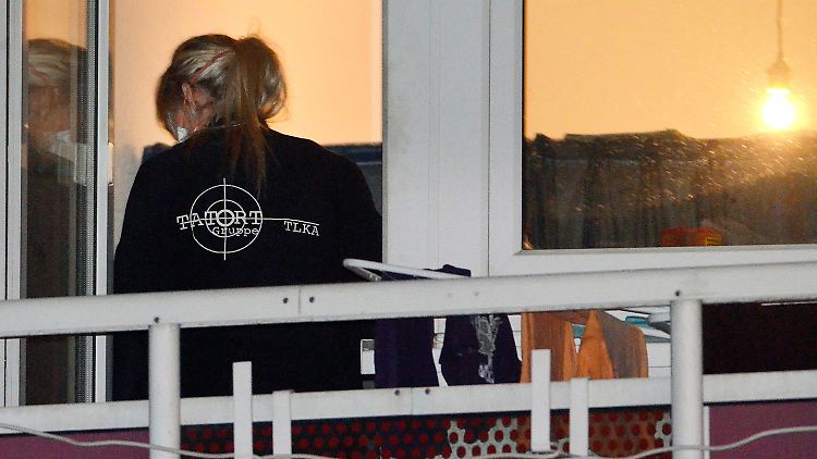 Eine Polizeibeamtin sichert in Wutha-Farnroda Spuren.