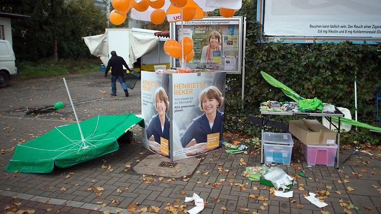 Der Tatort in Köln kurz nach dem Attentat auf die OB-Kandidatin.