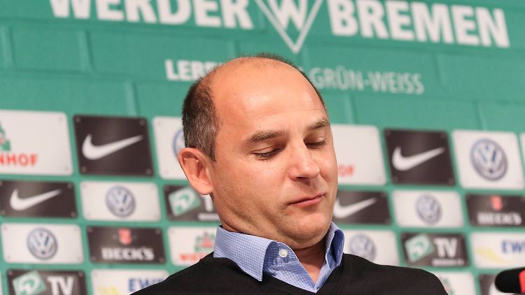 Viktor Skripnik ist sichtlich genervt.
