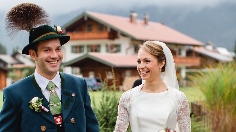 Weißes Brautkleid statt Dirndl: Familie Holzer heiratete zünftig in Bayern.