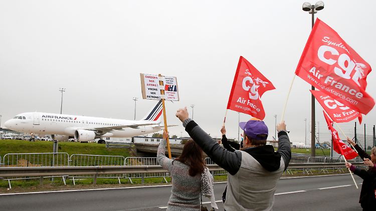 Vehementer Widerstand: Streikaktion vor der Konzernzentrale von Air France am Pariser Flughafen Charles de Gaulle in Roissy bei Paris (Archivbild).