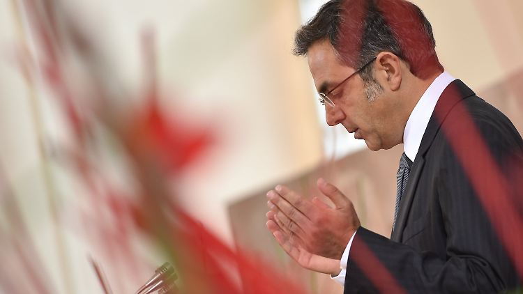 Kermani betete nach seiner Rede für 200 vom Islamischen Staat entführten Christen aus der syrischen Kleinstadt Karjatain.