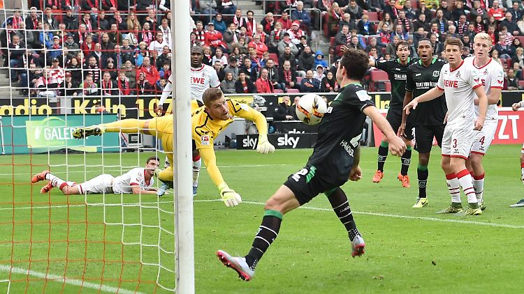 Pech für Köln: Leon Andreasen schaufelt den Ball mit dem Arm ins Tor, Schiedsrichter Dankert übersieht die Szene und gibt den Treffer.