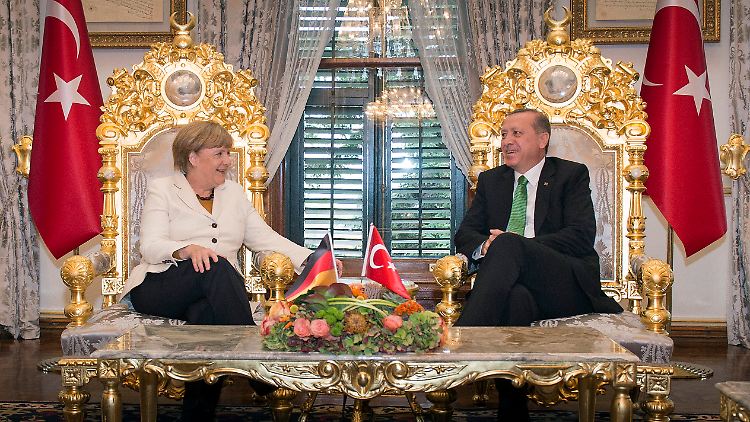 Merkel im Palast des Sultans. Jetzt hat sie die Chance, zu zeigen, dass sie nicht vor Erdoğan kuscht.