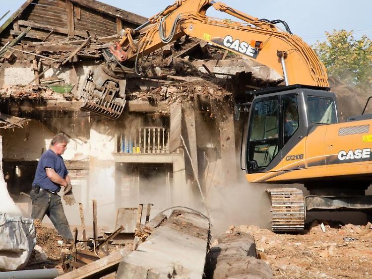 Ist das alte Haus nicht mehr wirtschaftlich sanierbar, muss der Abrissbagger anrücken.