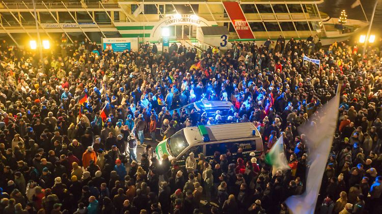 Pegida-Demonstranten im vergangenen Jahr in Dresden.
