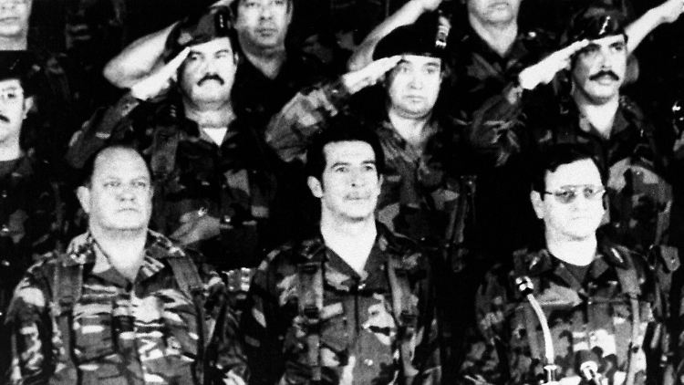 Verteidigungsminister Oscar Mejiia Victores (l), Präsident Efrain Rios Montt (Mitte) und Armeechef Hector Mario Lopez Fuentes (r) feiern im März 1983 den ersten Jahrestag ihres Staatsstreichs.