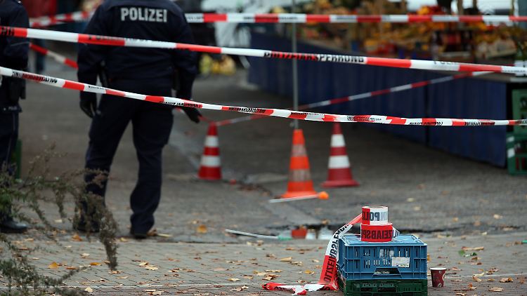Polizisten in Köln nach der Messerattacke auf Reker.