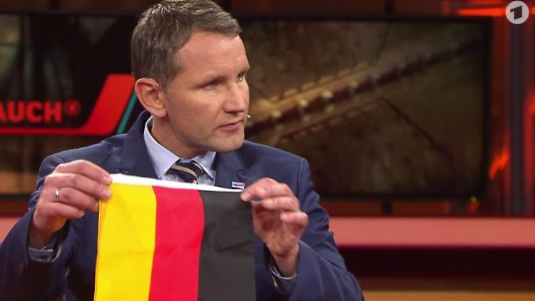 Björn Höcke hat etwas mitgebracht in die Sendung von Günther Jauch.