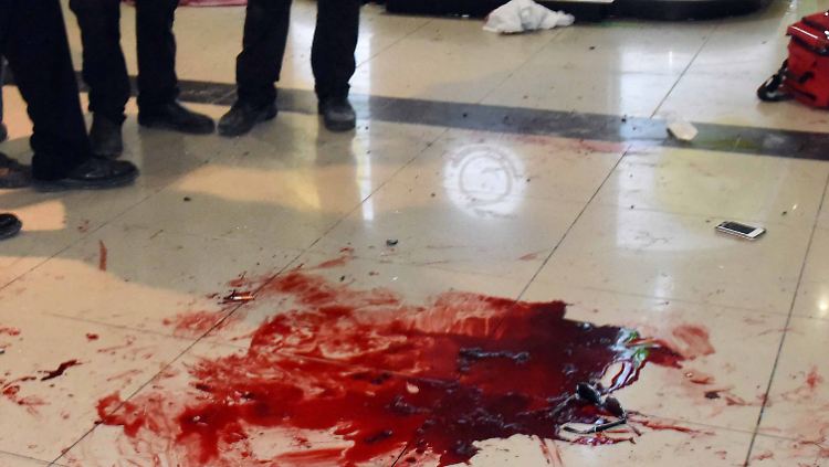 Blutflecken nach einer tödlichen Messerattacke an einem Busbahnhof im Süden Israels.