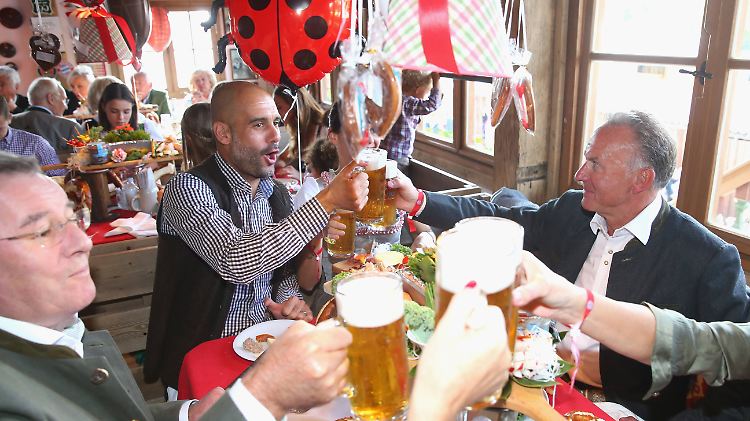 Karl Heinz Rummenigge hofft auf weitere Oktoberfest-Besuche mit Bayern Coach Guradiola.