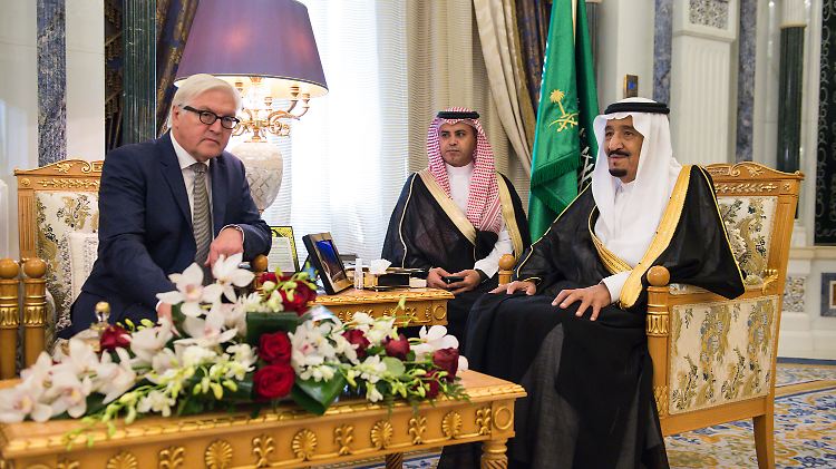 Außenminister Frank-Walter Steinmeier traf in Riad den König und Premierminister von Saudi-Arabien, Salman bin Abdelasis al-Saud (r).