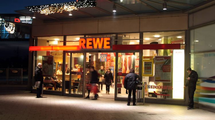 Den Einkauf erledigen und teuren Kaffee schlürfen - für Rewe und Starbucks offenbar ein vielversprechendes Konzept.