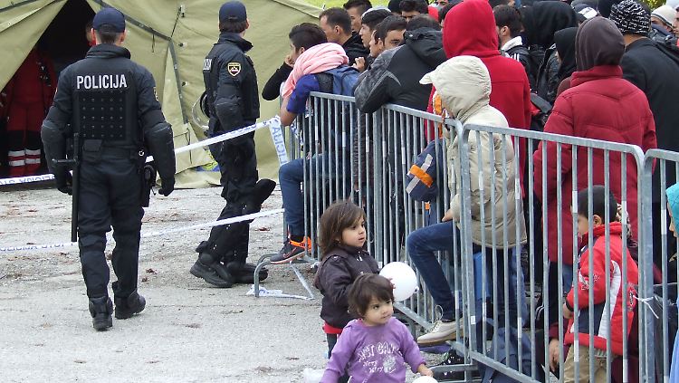 Am Sonntag müssen Tausende Flüchtlinge in Slowenien an der Grenze zu Kroatien warten. Nun soll die Grenze wieder offen sein.