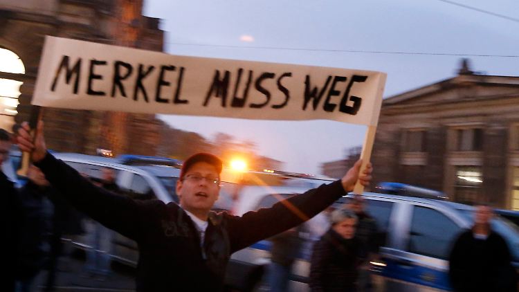 Pegida-Demonstrant in Dresden. Bei der Kundgebung wurde zum Teil ungehemmter Hass auf die Regierung kundgetan.