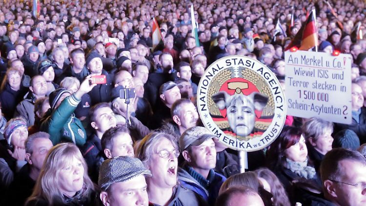 Pegida-Demo in Dresden: Ein Teil des breiten Spektrums rechter Hass-Veranstaltungen.
