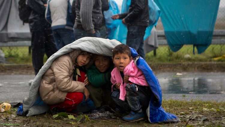 An den Grenzen auf der Balkanroute harren Tausende weitgehend ungeschützt in Kälte und Regen aus. 