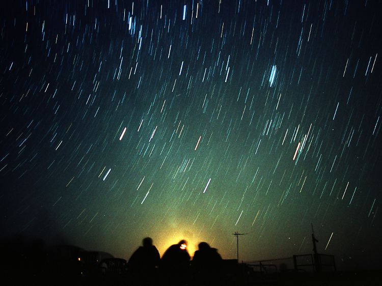 Die Leoniden bilden einen Meteorstrom (Sternschnuppenstrom), der immer im November zu beobachten ist.
