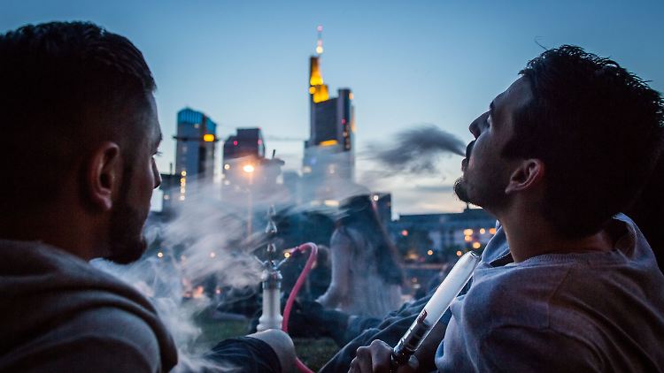 Gemütliche Wasserpfeife am Main vor der Frankfurter Banken-Skyline: Steuerdaten belegen den Shisha-Trend.