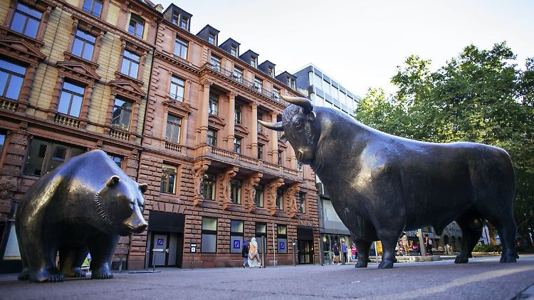 Der Bär und der Bulle vor der Börse in Frankfurt - Symbole für fallende und für steigende Kurse.