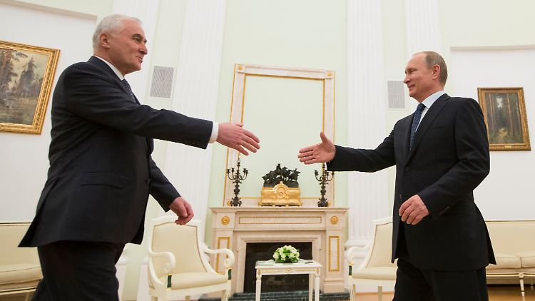 Leonid Tibilow, Präsident der selbst ernannten Republik Südossetien, mit Wladimir Putin.