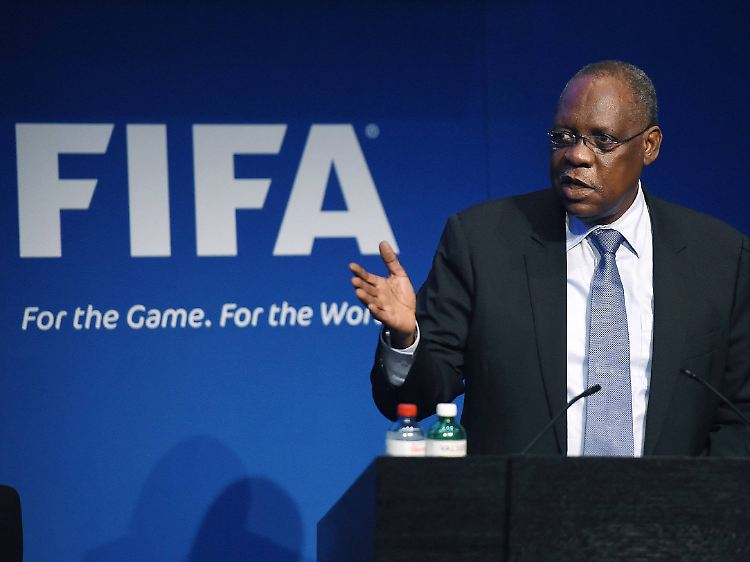 Issa Hayatou leitete als Interims-Präsident der Fifa die Dringlichkeitssitzung. Er nahm einst Schmiergeld der ISL an.