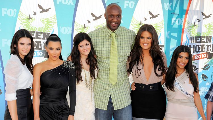 Lamar Odom umgeben von seiner angeheirateten Familie: Kendall Jenner, Kim Kardashian, Kylie Jenner, Khloé Kardashian und Kourtney Kardashian (v.l.n.r.).