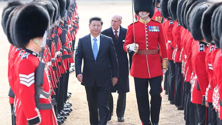 Chinas Präsident Xi Jinping beim Empfang in Großbritannien. Hinter ihm läuft Prinz Philip.