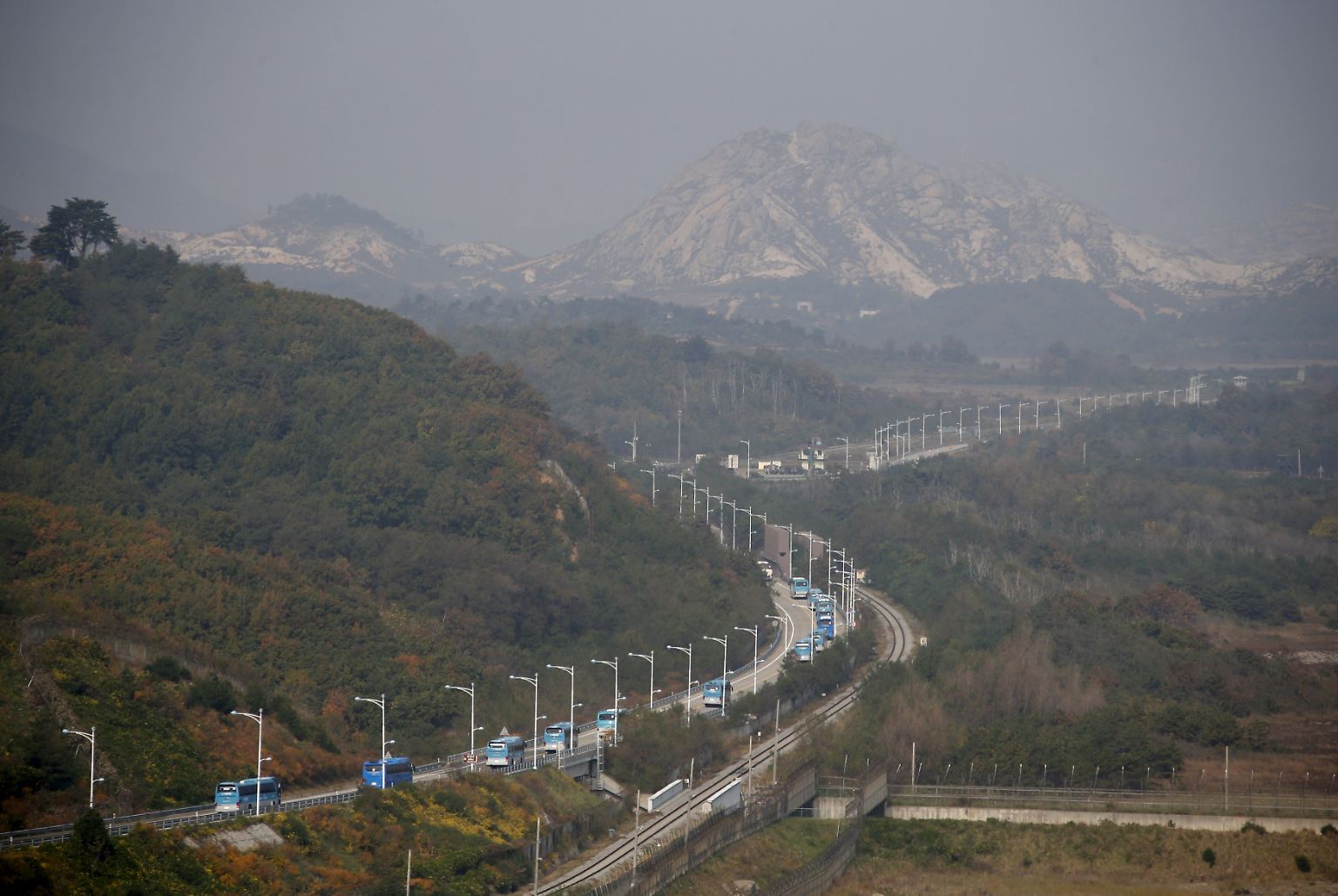 Es ist eine seltene Überfahrt: Ein Konvoi von Bussen macht sich auf den Weg von Süd- nach Nordkorea - durch die wohl am strengsten überwachte Grenze der Welt.