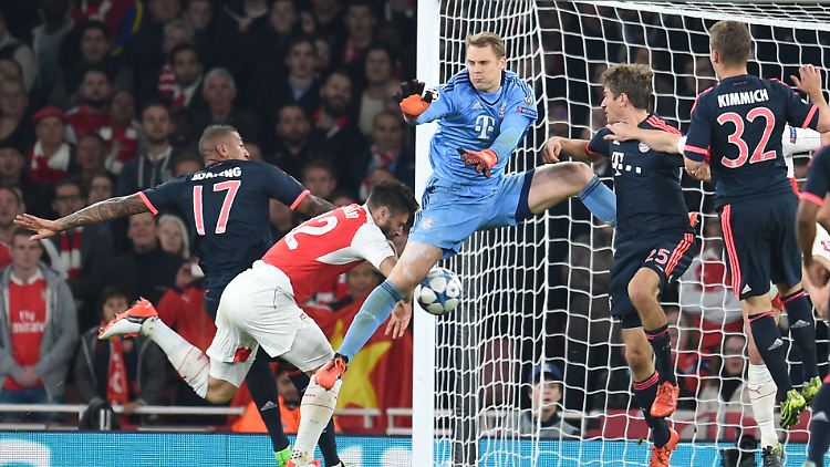 Erst flog Manuel Neuer an einem Arsenal-Freistoß vorbei, dann bugsierte Olivier Giroud den Ball ins Tor des FC Bayern. 