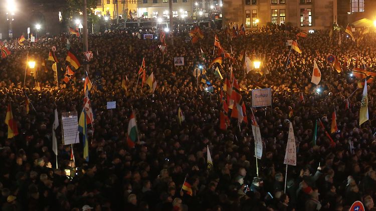 Wer bei Pegida mitläuft, "macht sich mitschuldig, dass Hass und Gewalt salonfähig werden", sagt NRW-Innenminister Jäger. 15.000 bis 20.000 Anhänger hatte das Bündnis am Montag in Dresden mobilisiert.