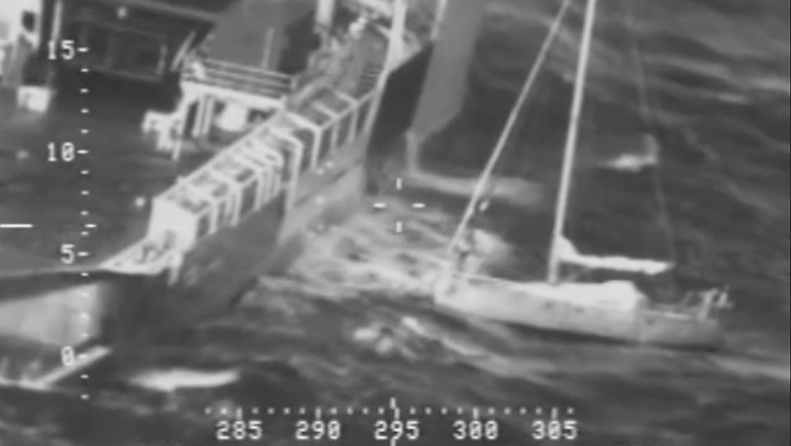 Am Bug des Segelboots ist der Franzose zu erkennen.