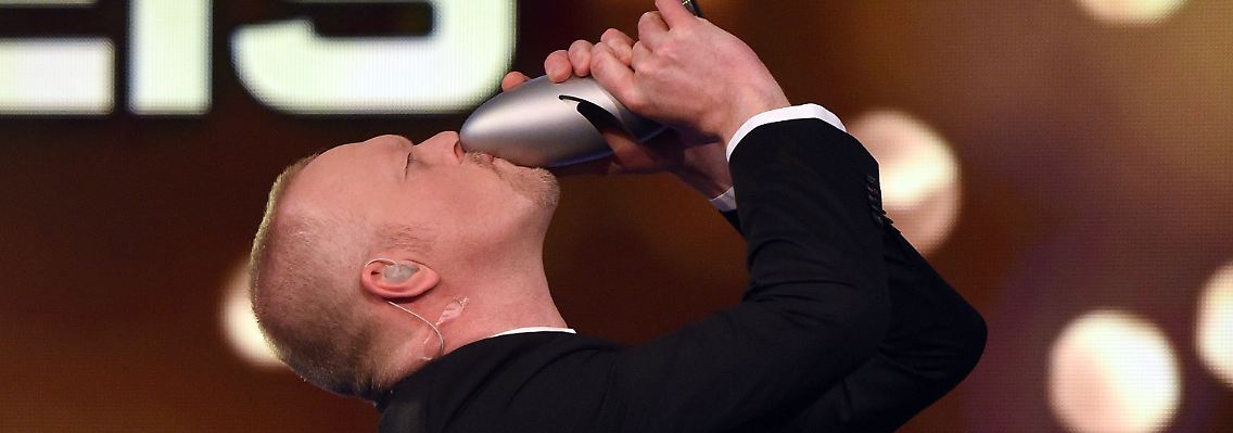Raab küsst seinen Preis.