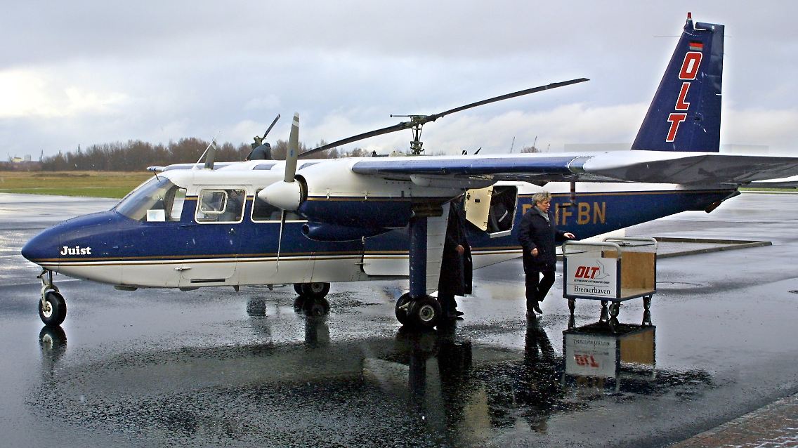 Passagierflugzeug der Ostfriesischen Lufttransport GmbH (OLT) auf dem Flugplatz Bremerhaven-Luneort.