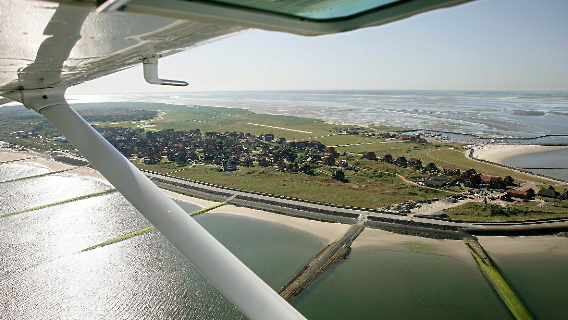 Inselflugzeug der Luftverkehr Friesland (LFH) über der kleinsten ostfriesischen Insel Baltrum (Kreis Aurich) kurz vor der Landung.