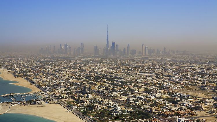 Andere Länder, strenge Sitten: In Dubai sitzt ein Schotte fest, weil er einen fremden Mann berührt hat, um seinen Drink zu schützen.